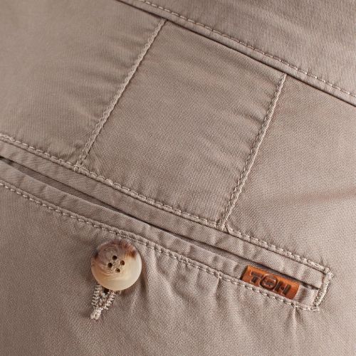 CAMEL BEIG OSCURO MARRON  - Pantalón corto de hombre en colores tipo chino, en tejido de algodón y lycra. Línea Regular Fit.