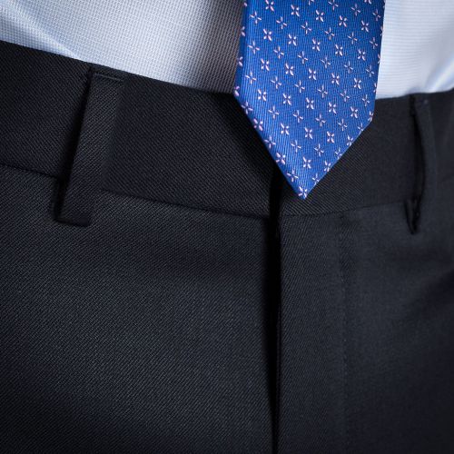 Color azul marino - Pantalón TCH de vestir clásico en Rico Lana Vigoré con Lycra sin pinzas delanteras. Pantalón para hombre de estilo elegante clásico de vestir, fabricado en tejido de poliéster-lana, tipo melton, con 2 bolsillos traseros de doble vivo. Disponible en 6 colores, muy cómodo y agradable para los meses mas frescos. Línea Regular Fit.