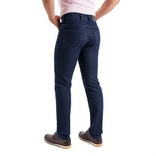 Color azul oscuro - Jeans pantalón vaquero de hombre en denim azul oscuro de algodón, poliéster con lycra e hilo al tono. En línea Regular Fit.