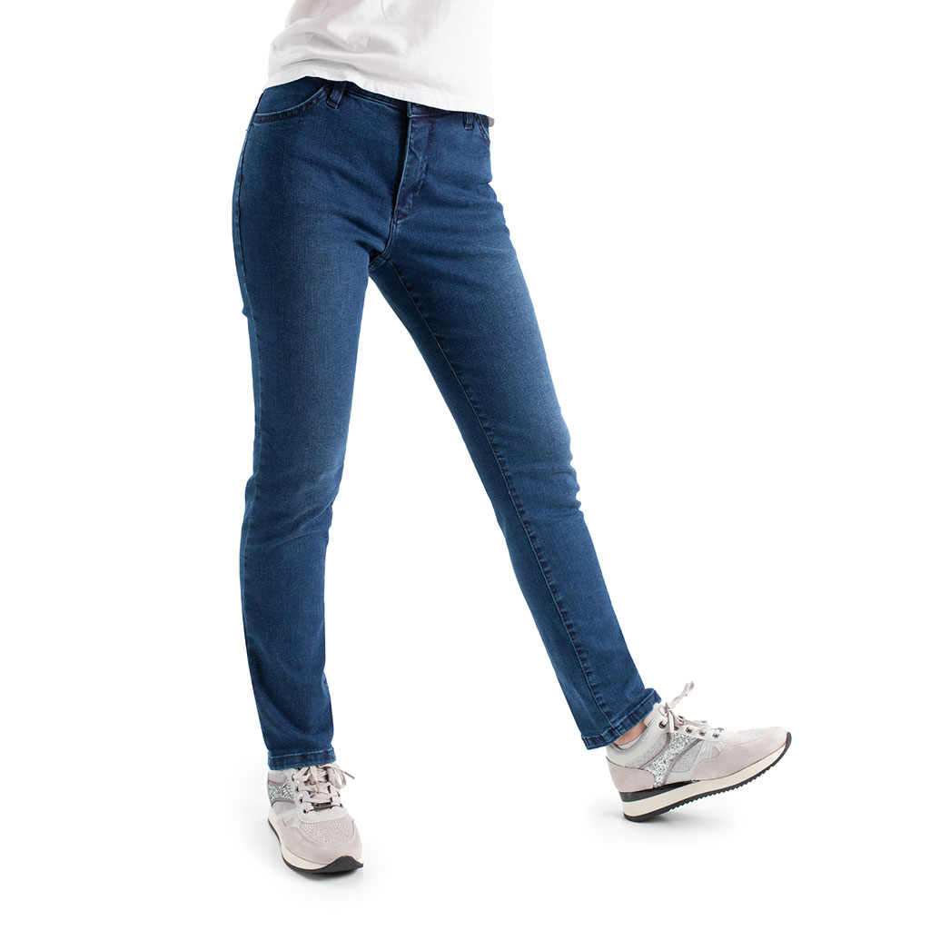 Pantalón vaquero TCH Jeans elástico ajustado de mujer fabricado en tejido denim oscuro de algodón con Lycra.