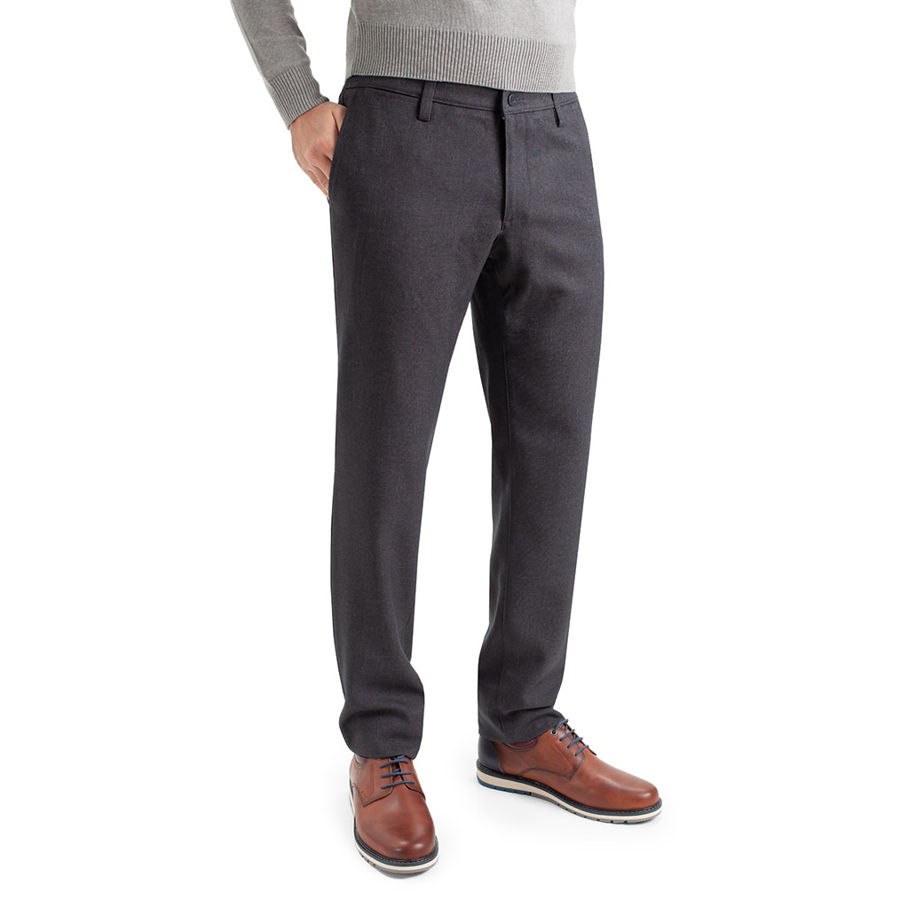 Pantalón TCH con gomas al costado tipo clásico en poliester sin pinzas delanteras. Pantalón para hombre de estilo elegante clásico de vestir, fabricado en tejido de poliéster, con 2 bolsillos traseros de doble vivo. Disponible en 2 colores, muy cómodo para todos los meses del año. Línea Regular Fit.