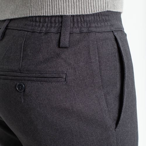 GRIS OSCURO GRAFITO - Pantalón TCH con gomas al costado tipo clásico en poliester sin pinzas delanteras. Pantalón para hombre de estilo elegante clásico de vestir, fabricado en tejido de poliéster, con 2 bolsillos traseros de doble vivo. Disponible en 2 colores, muy cómodo para todos los meses del año. Línea Regular Fit.