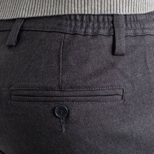 GRIS OSCURO GRAFITO - Pantalón TCH con gomas al costado tipo clásico en poliester sin pinzas delanteras. Pantalón para hombre de estilo elegante clásico de vestir, fabricado en tejido de poliéster, con 2 bolsillos traseros de doble vivo. Disponible en 2 colores, muy cómodo para todos los meses del año. Línea Regular Fit.